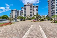 INCREDIBLE VIEWS 10th FLOOR , POOLS AND BALCONY READY