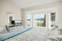 Beach Front Retreat :Private Beach and Dock Access, Hot Tub, BBQ &Free Kayaks! Hotels in Sooke