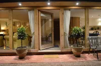 Detacted , Luxury  Lodge Within Open Country