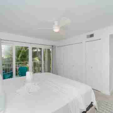 215 Resort Make 2Br/2ba Condo on Seven Mile Beach Rooms