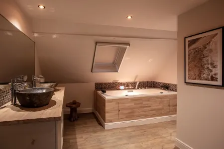 Holiday Home Relax With Sauna, Jacuzzi and Sunshower in Ypres Отели рядом с достопримечательностью «Мененские ворота»