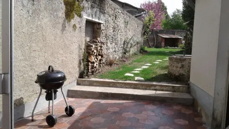 Gite for 6 to 8 people, all renovated with Jacuzzi, 20 minutes from puy du fou Отели в г. Молеон