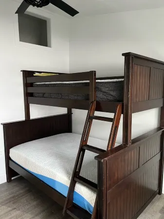 New cottage Steps from the HarborWeekly Rental Includes Covered Boat and Truck Отели в г. Кофман Ков