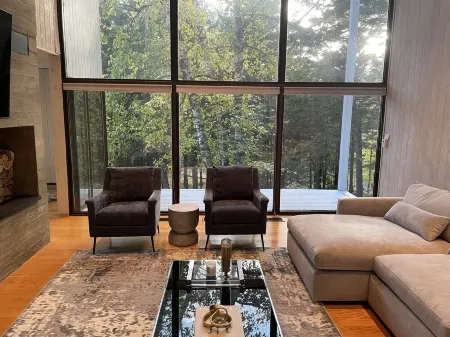 Contemporary home with pool and tennis court, 3 mins from Sugarbush Отели рядом с достопримечательностью «Шугарбуш Резорт»