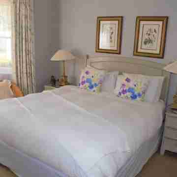 Quaint family home close to Tram terminal Rooms