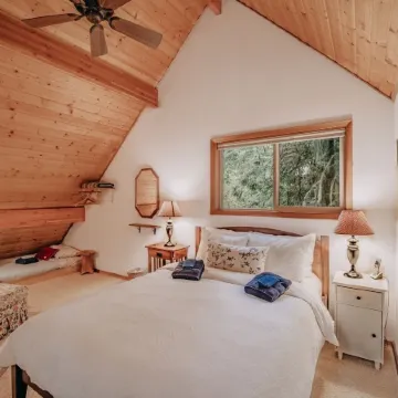 04sl- Hot Tub - BBQ - Pets Ok - Sleeps 5 1 Bedroom Home by RedAwning