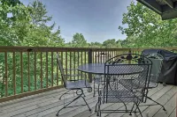 Hot Tub and Private Deck Rustic Pigeon Forge Cabin - Tiny Houses
