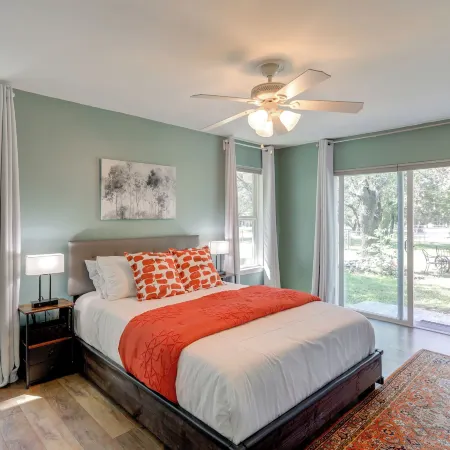 1 Mi to Lake Whitney: Morgan Home w/ Deck!