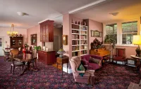 Hearthstone Elegant Lodge by the River - Homestays