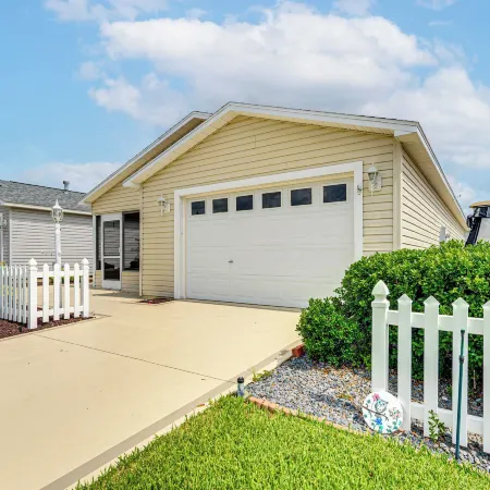 6 Mi to Lake Sumter Landing: Home w/ Perks!