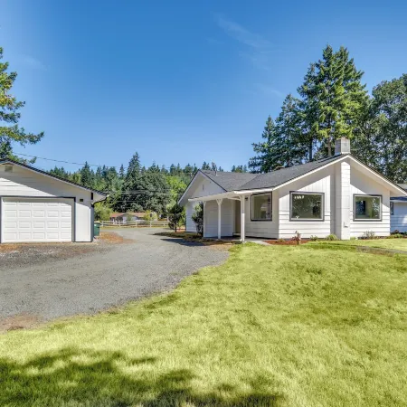 Chehalis Getaway w/ Golf Course View + Fire Pit!