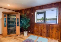 Stone Ledge Lake Getaway Hotels in Clam Lake Township