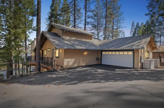 Dos Pinos - 寬敞的湖畔小屋帶遊戲室，由優勝美地區域度假村提供