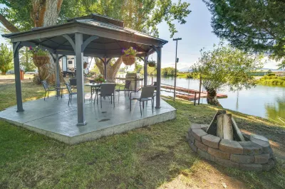 Riverfront Resort Cabin ~ 21 Mi to Crater Lake! Hotel di 