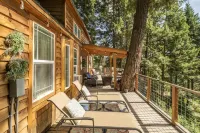 Das Tree Haus 1 Bedroom Home by NW Comfy Cabins by RedAwning