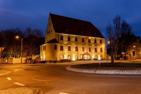 Ringhotel Jägerhof Отели в г. Тойхерн