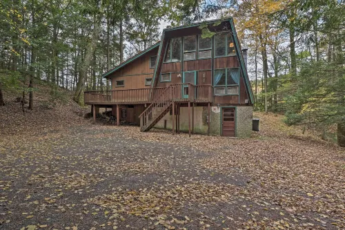 Lakefront Berkshires Retreat w/ Deck, Dock & Boat! - Parkplatz