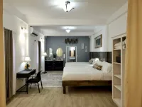 Chic Apartment in peaceful neighborhood close to beaches, shopping/entertainment Hotels in Corinth