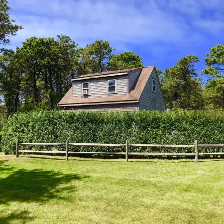 Charming Post and Beam Cottage! Walk to the beach, Tennis, Bike Path, & Shuttle