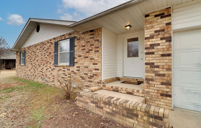 Henderson Home w/ Patio: 1 Mi to Norfork Lake