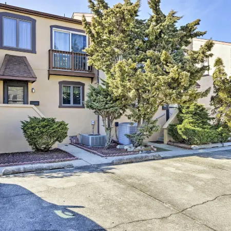 Family-Friendly Wildwood Townhome about 3 Mi to Beach