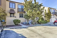 Family-Friendly Wildwood Townhome about 3 Mi to Beach - spa