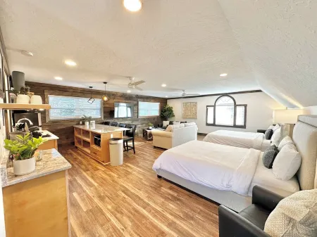 Getaway at "The Den" - Pool, Hot Tub, Fire Pit, Kayaks, & Lake Access!