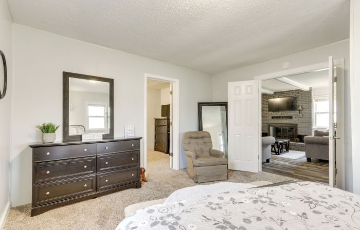Walkable and Updated Nevada Home Family Friendly!