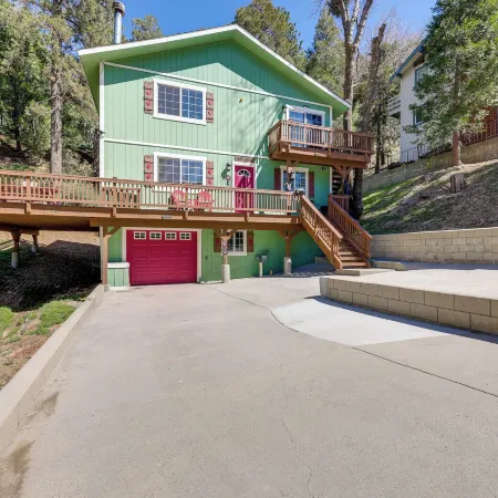 Remodeled Crestline Retreat Walk to Lake Gregory!