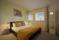 Newton House Hotels in Clifton and Compton