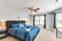 Walk to Beach! Fall Getaway in Norfolk w/ Studio - Bungalows