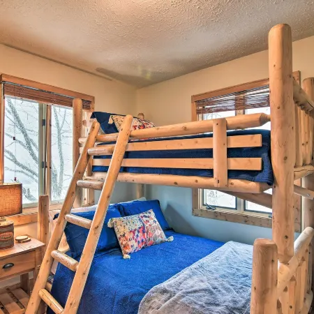 Cabin w/ Fireplace & Mountain Views: 5 Mi to Boone