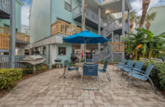 可通往海灘的兩卧室公寓，帶泳池，步行可至Hangout