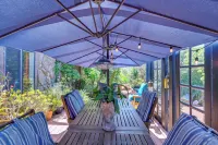 Bohemian Wonderland: Benicia Bungalow w/ Pergola! - 3 stjerner