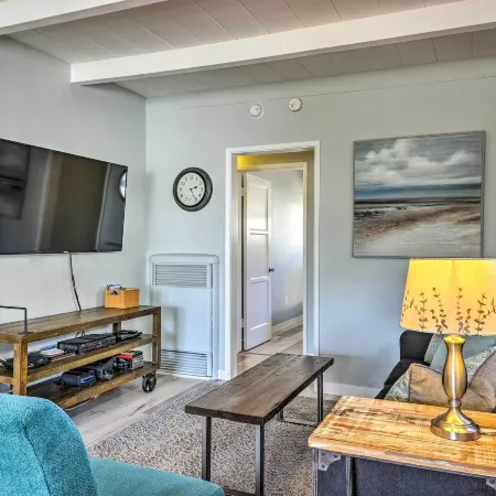 Remodeled Ventura Beach Home with Yard and Fire Pit!