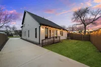 Charming new home in downtown New Braunfels, close to shops, dining & more!