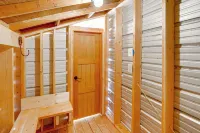 Mtn Views & Fireplace: Cozy Trout Creek Tiny Home - 2つ星
