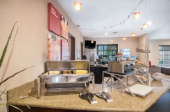 คอมฟอร์ต สวีทส์ มอนโร โรงแรมในมอนโร