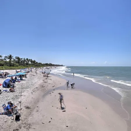 Naples Condo w/ Pool - Walk to Dining & Beach