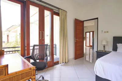 ヴィラ ウレキ ティインガン・バンダー周辺のホテル