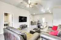 Modern Home in Upcoming Area 8 Mi to Texas Tech - 4 estrellas