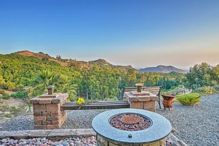 Hot Tub + Balcony: Rainbow Retreat Near Wineries! Отели в г. Рейнбоу