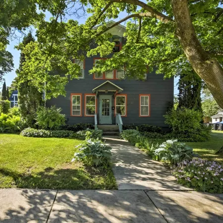 Walk to Dtwn Shops and Eats Sturgeon Bay Retreat