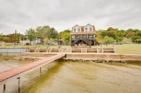 Lake Granbury Fishing Escape w/ Dock & Kayaks! - 3 stjerner