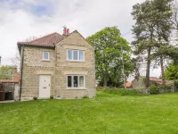 Manor Cottage - Pet friendly