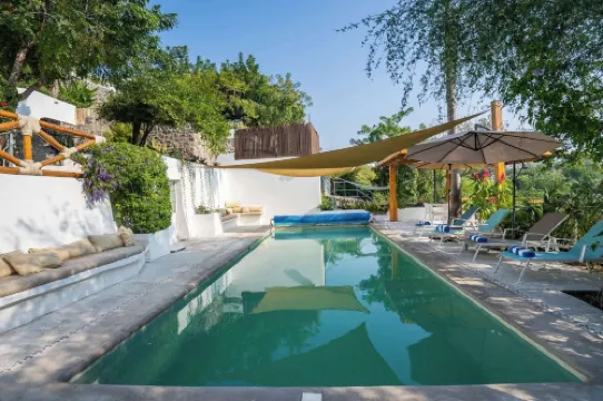 Luxury House with Pool fire Pit & Lake view