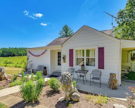 Family Fancy Gap Cottage w/ Deck - Pets Welcome! Hotels in Laurel Fork