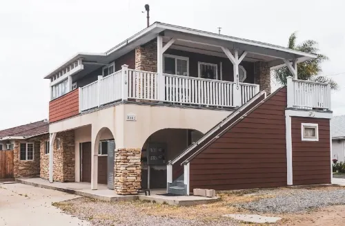 Charming 2-Bedroom House with WiFi, AC Home