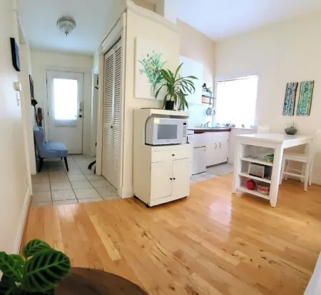 Sweet private studio just minutes from the downtown core.