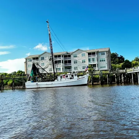 Wake up on the River! Walk to Charming Downtown Darien. w/Boat Slip